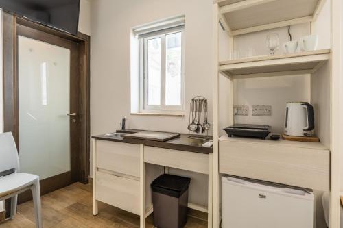 Kuchyň nebo kuchyňský kout v ubytování Studio apartment with twin beds & kitchenette at the new Olo living 24