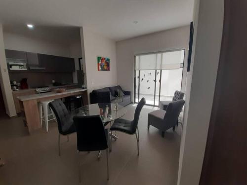 a kitchen and dining room with a table and chairs at CENTRICO, COMODO Y SEGURO in Mexico City