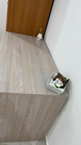 un pavimento in legno con una scatola sopra di B&b PAESTUM ROOM a Paestum