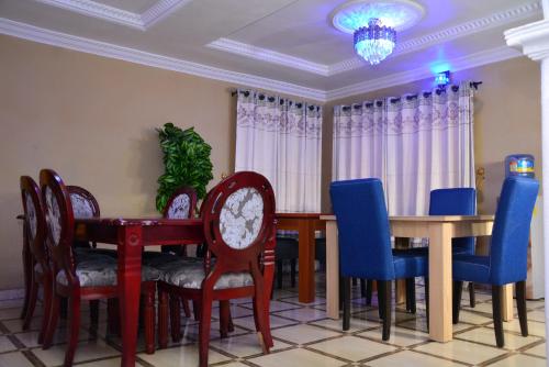 een eetkamer met een tafel en stoelen bij BBD Hotel And Suites in Ibadan
