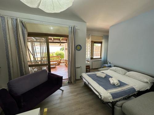 ein Schlafzimmer mit einem Bett und einer Couch in der Unterkunft Villa San Leo in San Leone
