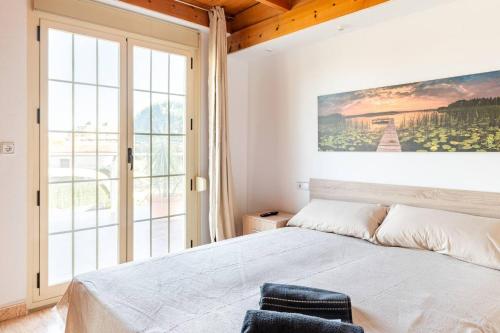 una camera con un letto e una grande finestra di Villa Constantinos apartamentos o villa completa a Calpe