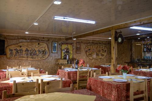 un restaurante con mesas y sillas en una habitación en Dalain chimeg Resort Khuvsgul Province, Mongolia, 