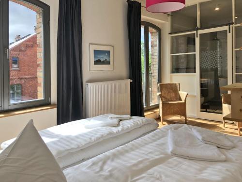 1 dormitorio con 2 camas frente a una ventana en Hof Wetzenow Self Check In, 