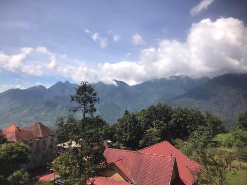 - une vue sur une chaîne de montagnes avec des bâtiments et des arbres dans l'établissement Bình Lan Hotel, à Sa Pa