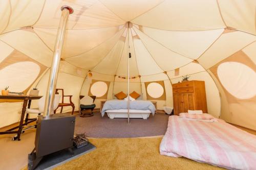 Postel nebo postele na pokoji v ubytování South Devon Luna Bell Tent