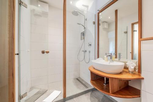 un bagno con lavandino e doccia di Genusshotel Alte Post a Müllheim