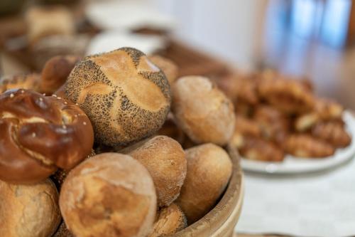 Una pila de donas en una canasta sobre una mesa en Genusshotel Alte Post, en Müllheim