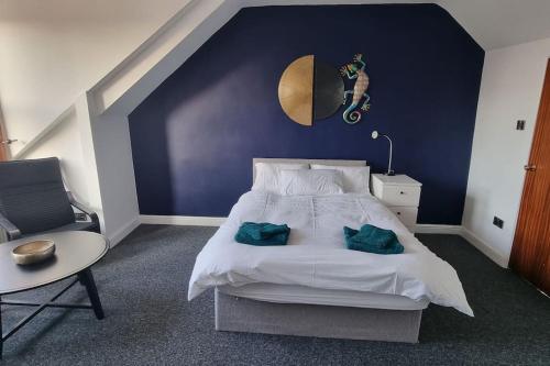 - une chambre dotée d'un lit avec un mur bleu dans l'établissement Studio Flat, à Nottingham