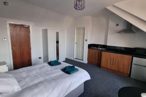 - une chambre avec un grand lit et 2 serviettes dans l'établissement Studio Flat, à Nottingham