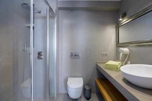 a bathroom with a sink and a toilet and a shower at Atico Asante in Arrecife
