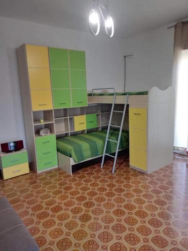 1 dormitorio con litera y armarios verdes y amarillos en Casa Malu', en Galatone