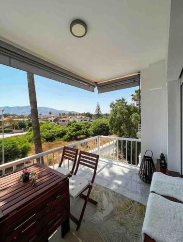 einen Balkon mit einem Tisch und Stühlen sowie Aussicht in der Unterkunft NIEUW: Bello Horizonte, house by the sea in Torremolinos
