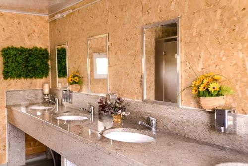 La salle de bains est pourvue de 3 lavabos et d'un grand miroir. dans l'établissement Khun Odod Resort, Khuvsgul province Mongolia, 