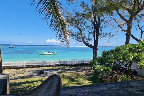 ブルー・ベイにあるBastide sur Mer with LOVの海上ボートでビーチの景色を望めます。