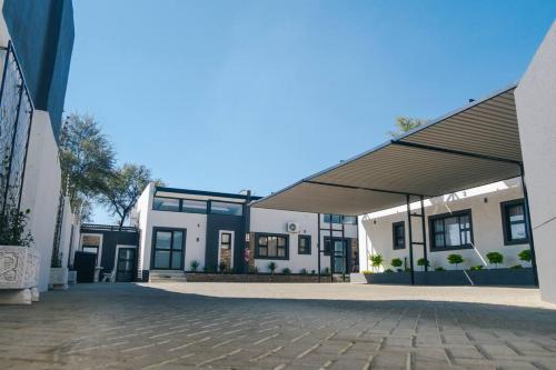 un edificio con toldo en el costado en The Lofts Luxury Suites en Windhoek