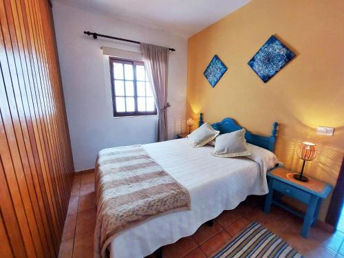 um quarto com uma cama grande e uma janela em Fuente Abreu em Barlovento