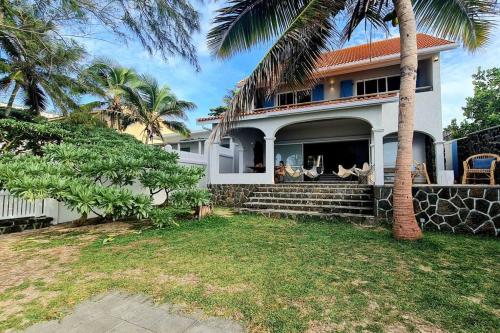 ブルー・ベイにあるBastide sur Mer with LOVのヤシの木が目の前に広がる白い家