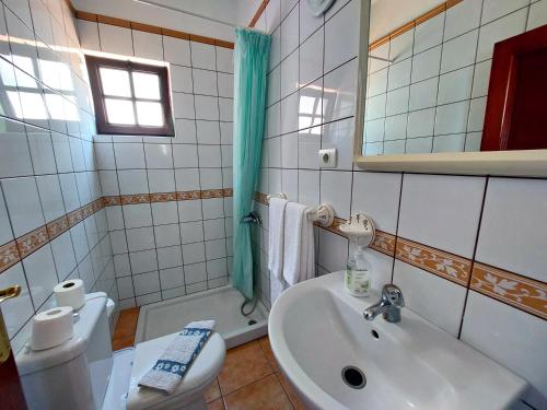 バルロベントにあるFuente Abreuのバスルーム(洗面台、トイレ、鏡付)