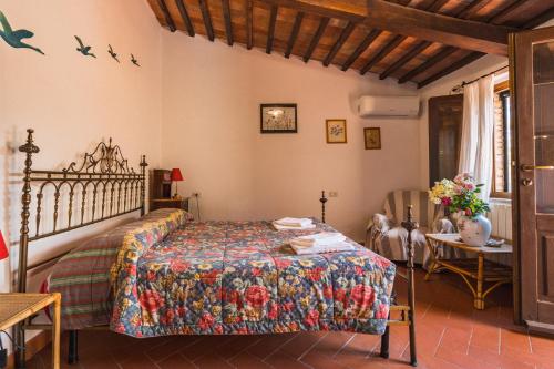 a bedroom with a bed and a table in a room at Borgo De Salaioli in Scansano
