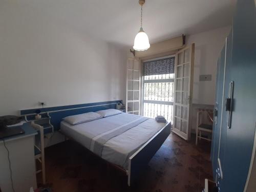 チェゼナーティコにあるCasa Cesenaticoの小さなベッドルーム(ベッド1台、窓付)