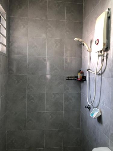 La salle de bains est pourvue d'une douche et de toilettes. dans l'établissement HOMESTAY DOABONDA, à Kajang