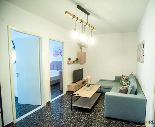 un soggiorno con divano e TV di Explore Greece from Apartment with Private Garden a Calcide