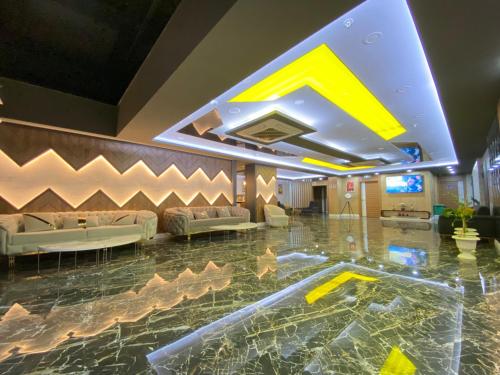 um lobby com uma piscina no meio de uma sala em Grand Nergiz Otel em Antalya