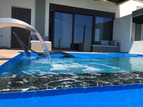 Bazén v ubytování The Diamond of Kriaritsi "Villas with private pools & hydromassage" nebo v jeho okolí