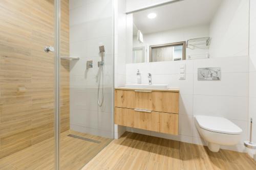 uma casa de banho com um chuveiro, um WC e um lavatório. em Centralny Ośrodek Sportu - Giżycko em Giżycko