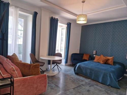 un salon avec un canapé, un lit et une table dans l'établissement City Center Boutique Studio Nr 2, à Nice