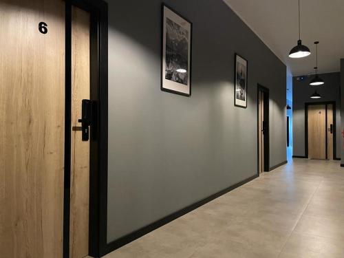 an empty hallway with a door and a hallwayngth at Apartamenty Delux-S1 przy trasie S1 in Łodygowice