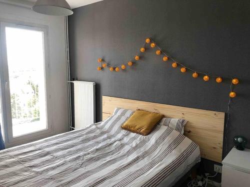 - une chambre dotée d'un lit avec une tête de lit et des lumières sur le mur dans l'établissement Thiais/Orly: grand F2 lumineux, à Thiais