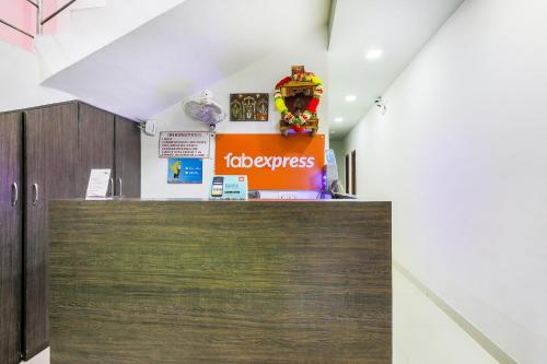 eine Bürolobby mit einer Rezeption und einem Schild in der Unterkunft FabExpress Diamond Residency in Pune