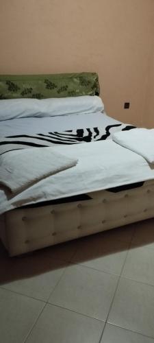 un letto su una struttura in legno in una camera da letto di Résidence riad Hay riad a Ifrane