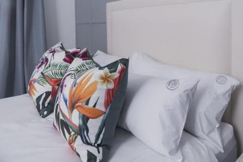 Letto o letti in una camera di The Lofts Luxury Suites