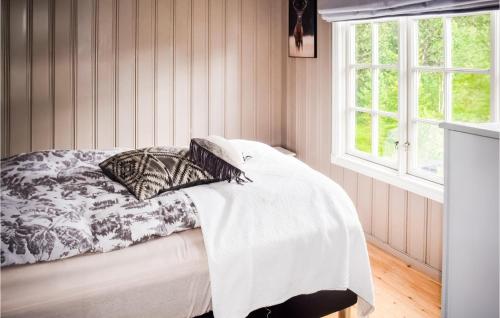 Säng eller sängar i ett rum på 3 Bedroom Stunning Home In Gol