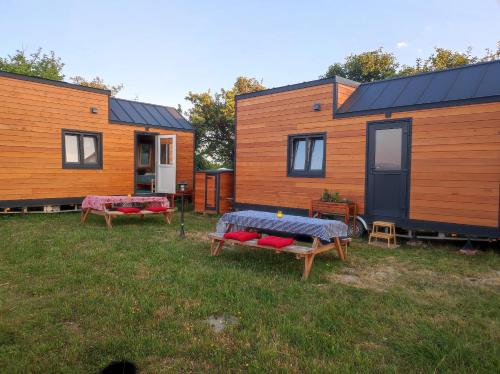 um par de minicasas num quintal com uma mesa em Mobile Tinyhouse by Wolfsberger 