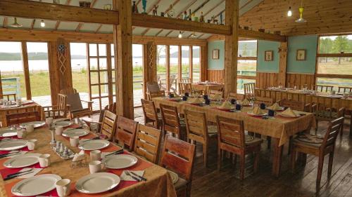 une grande salle à manger avec de longues tables et chaises dans l'établissement Nature Door Resort, Khuvsgul province, Mongolia, 