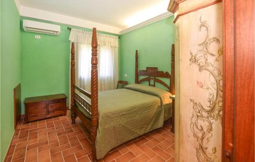 een slaapkamer met een bed en groene muren bij Lovely Home In Castelnuovo Di Farfa With Kitchen in Castelnuovo di Farfa