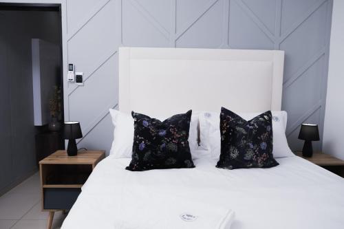 Letto o letti in una camera di The Lofts Luxury Suites