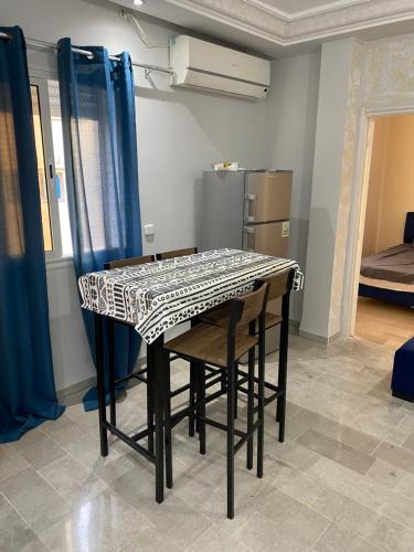una mesa con un mantel en una habitación en Appartement meublé haut standing 2 chambres proche mer, en Soliman