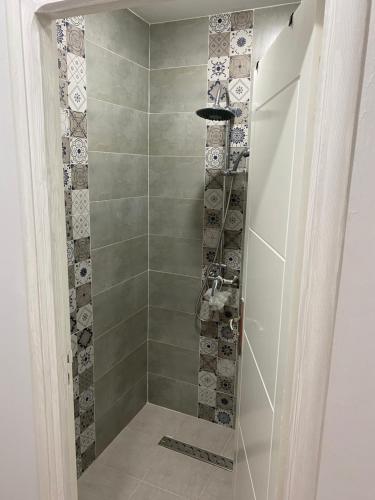 uma cabina de duche ao nível do chão com uma porta de vidro em Appartement meublé haut standing 2 chambres proche mer em Soliman