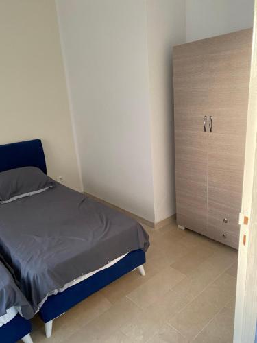 sypialnia z łóżkiem i komodą w obiekcie Appartement meublé haut standing 2 chambres proche mer w mieście Soliman