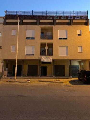 un edificio con un aro de baloncesto encima en Appartement meublé haut standing 2 chambres proche mer en Soliman
