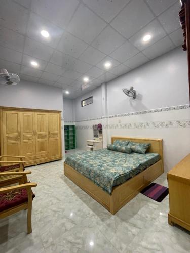 um quarto com uma cama num quarto com armários de madeira em Nhà Nghỉ Liên Hòa em Hà Tiên
