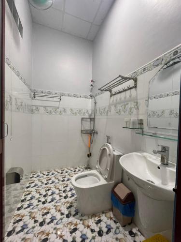 a bathroom with a toilet and a sink at Nhà Nghỉ Liên Hòa in Ha Tien