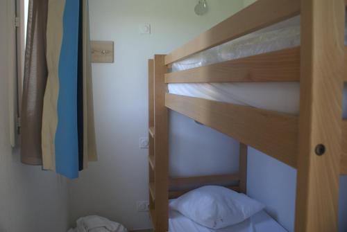 Ce lit superposé se trouve dans une petite chambre dotée de lits superposés. dans l'établissement Villa moderne Nakara T3 Cabine à Rochelongue, au Cap d'Agde