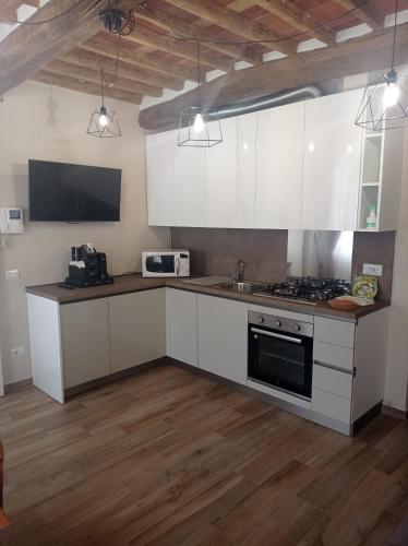Kuchyň nebo kuchyňský kout v ubytování Monolocale Lucca PellegriniLittleHouse