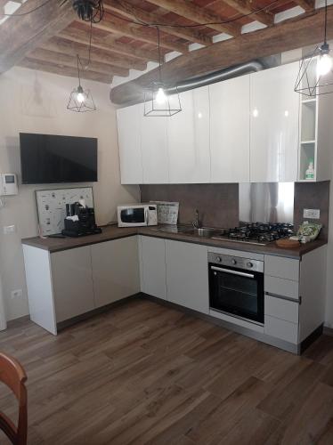 Kuchyň nebo kuchyňský kout v ubytování Monolocale Lucca PellegriniLittleHouse